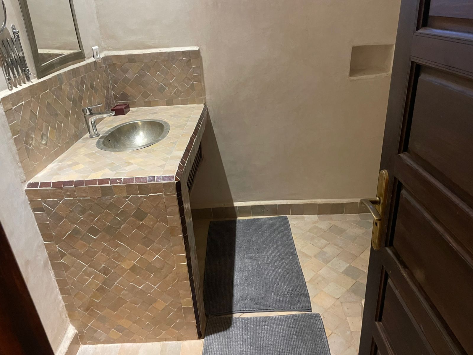 Courtyard Room bathroom details